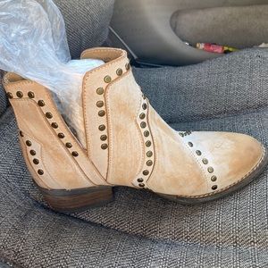 I’m selling Very Volatile Los Angeles tan/crème leather heeled boots. Size: 7.5